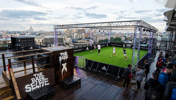 Jouer au foot sur le toit d’un immeuble, une drôle d’expérience !