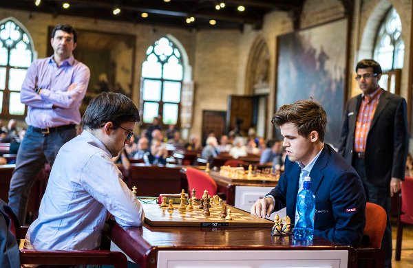 Devant 3 champions du monde, pendant le money time contre Magnus ! (photo Grand Chess Tour)