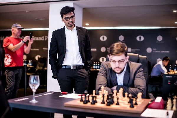 Ce n’est pas derrière, mais en face de lui, que Harikrishna se trouvera pour la 6e ronde ! (Photo Agon)