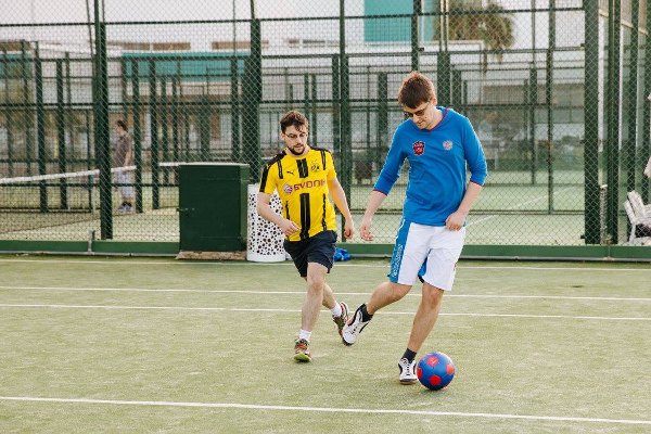 Mvl-Tomashevsky ; petit argument autour d’un ballon, avant d’en découdre sur l’échiquier (photo Agon)