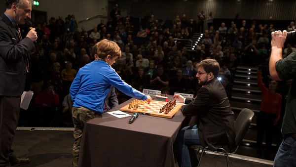 Un jeune garçon joue le premier coup de Karjakin contre Maxime (photo Spectrum Studios)