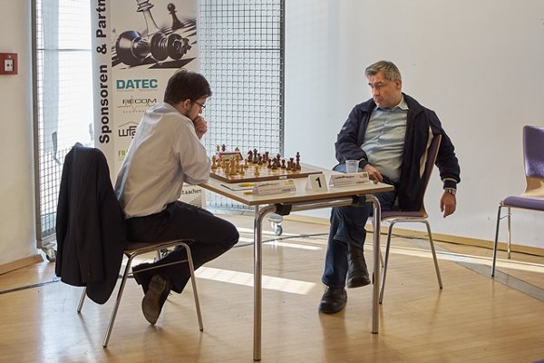 Beginning of the game against Ivanchuk, in more Spartan conditions than during usual Top tournaments ! (photo Guido Giotta)