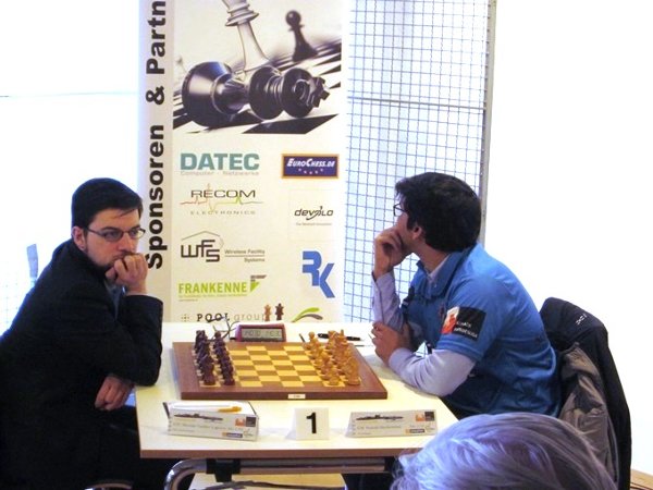 Against Harikrishna ; a conventional before-game attitude, when the eye neither catches the opponent, nor the board… (photo Michael Buscher)
