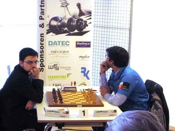 Contre Harikrishna ; attitude classique d’avant-partie, où le regard n’accroche ni l’adversaire, ni l’échiquier… (photo Michael Buscher)