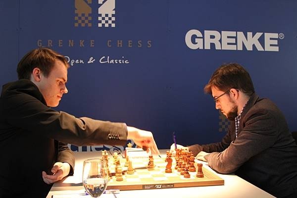 Le jeune allemand Bluebaum s’apprête à prendre en d5 dans l’ouverture (photo Grenke chess).