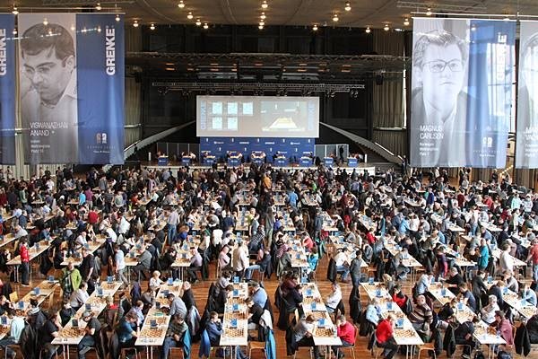 Juste une partie de la salle des Opens, avec le Classic en arrière-plan (photo George Souleidis).