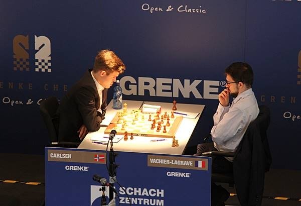 Facing Magnus… (photo Grenke chess).