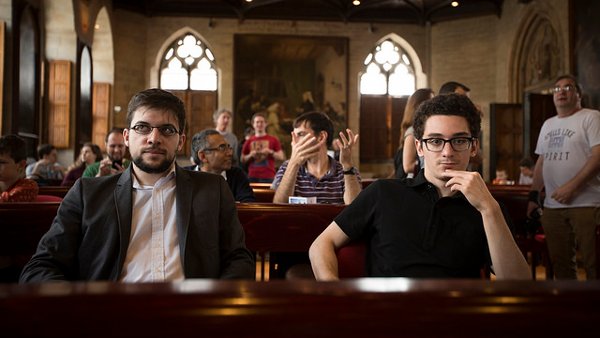 Avec Caruana, pendant la présentation dans l’Hôtel de Ville de Leuven (Photo Grand Chess Tour).