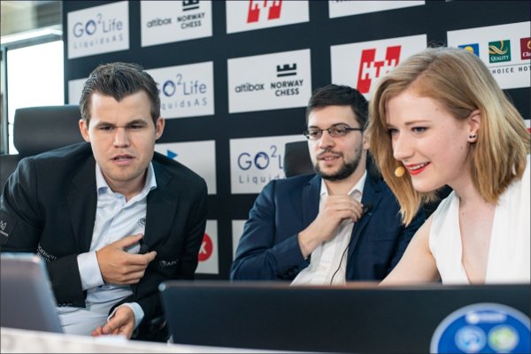 Analyzing with Magnus Carlsen and the Hungarian commentator Anna Rudolf (photo Altibox Norway Chess).