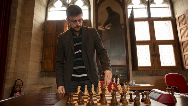 Concentration before the game (photo Grand Chess Tour).