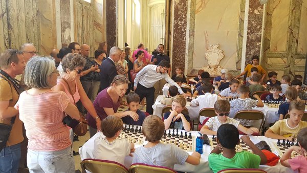 Rangée du milieu ; sous l’œil attentif du Maire d’Asnières, Maxime intervient dans la gestion des situations confuses ! (photo Ligue IDF des Echecs).