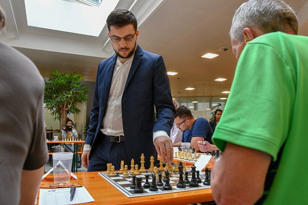 A quick simultaneous before the opening ceremony (Photo: Simon Bohnenblust / Biel Chess Festival).