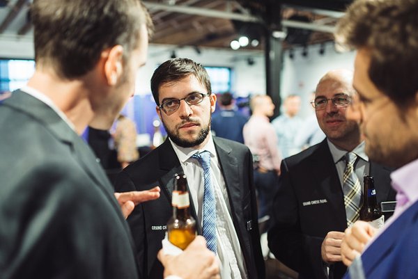 Maxime et Aronian en grande discussion avec un buveur de bière, lors de la cérémonie d’ouverture (Photo: GCT).