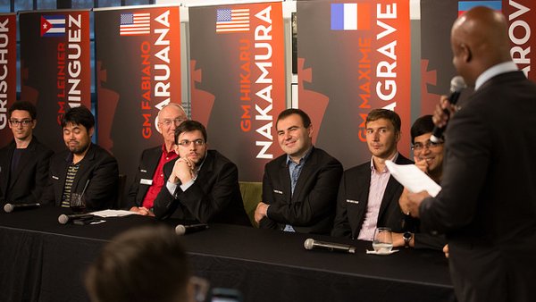 A côté de Rex Sinquefield, le mécène des échecs américains, à l’écoute du maître de cérémonie de la remise des prix, le GMI Maurice Ashley (Photo: Spectrum Studios).