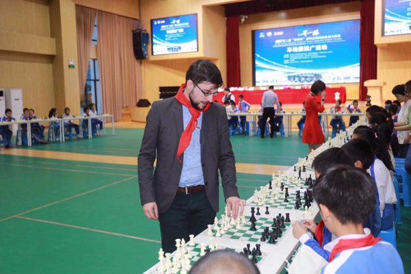  Right after the tournament was over, a simultaneous display against children… with the school’s flag! (Photo Gu Xiaobing).