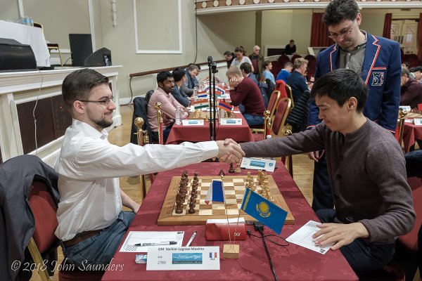 Poignée de mains avec le n°1 Kazak Rinat Jumabayev (Photo Chess.com/John Saunders).