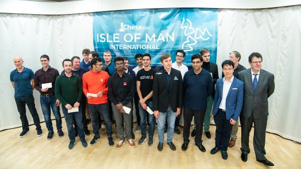 A few well-known faces with Maxime, in the group at 6/9! (Photo Chess.com/Maria Emelianova).