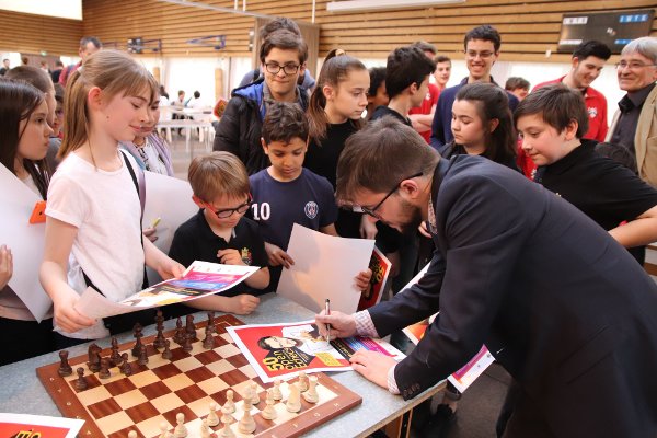 Séance de dédicaces après la simultanée de Gonfreville l’Orcher (photo : Cyrille Vaugeois).