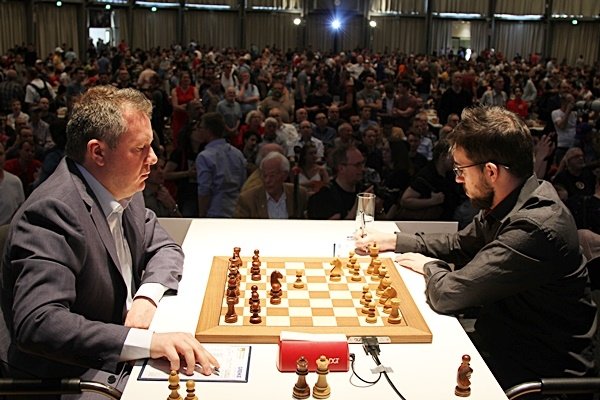  Contre Naiditsch, le début d’un combat tactique spectaculaire (Photo George Souleidis).