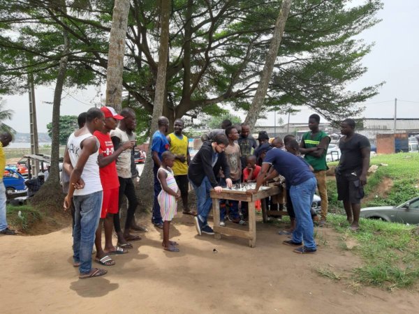 Impromptu blitz games with Ivorian champion, MF Simplice Degondo (Photo Almira Skripchenko).