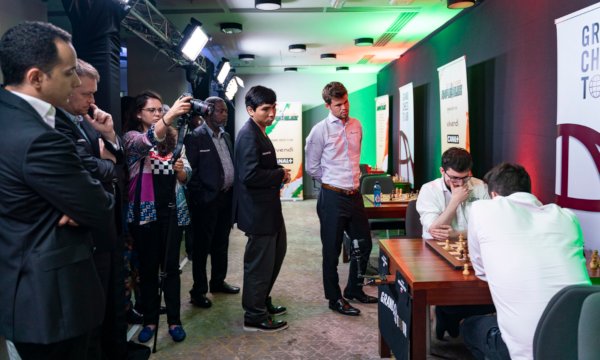 Dernière partie contre Nepo, sous l’œil attentif de Carlsen et Wesley So (Photo : Leenart Ootes).