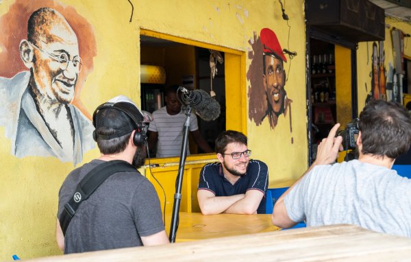 Tournage dans Abidjan (Photo : Leenart Ootes).