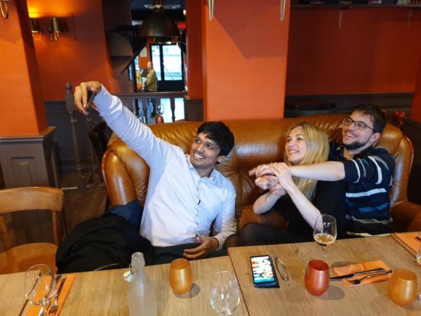 
Selfie with Harikrishna and Almira Skripchenko (Photo: Club d’Asnières).