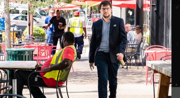 Dans les rues de Saint-Louis (photo : www.grandchesstour.org).