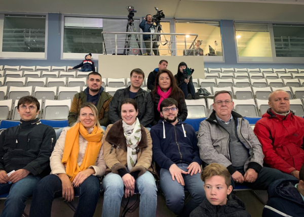 Pendant la journée de repos, Mvl spectateur d’un match de hockey professionnel avec son adversaire malheureux de la veille, Dmitry Jakovenko (à gauche), qui vient d’ailleurs de donner le coup d’envoi sur la patinoire ! (Photo : FIDE).