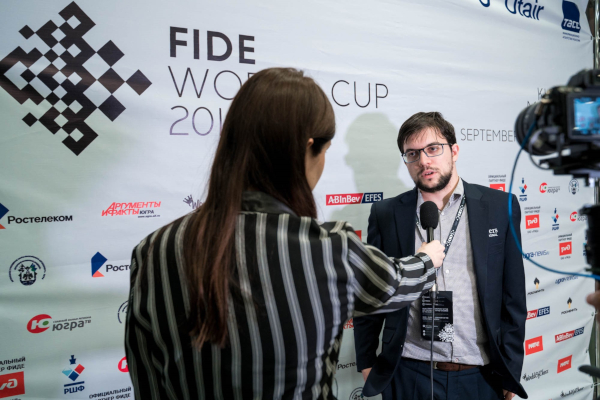 En interview après la qualification contre Kovalenko (Photo : Fide).