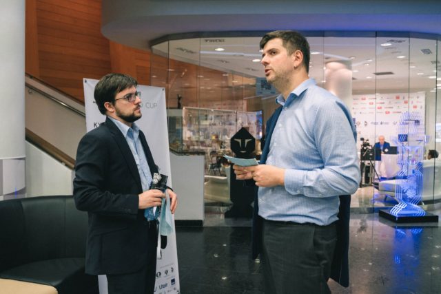 En pleine discussion avec Svidler, juste après leur première partie (photo : Fide).