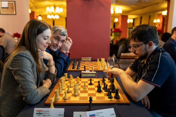 Facing Russian GM Dina Belenkaya during the blitz tournament, under Ivanchuk's watchful eye! (Photo: Niki Riga).