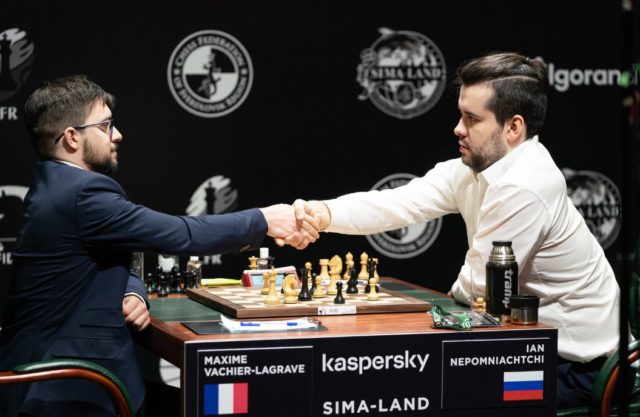 Nepo abandonne et le tournoi s’arrête avec les deux joueurs en tête (Photo : Emelianova/Fide).