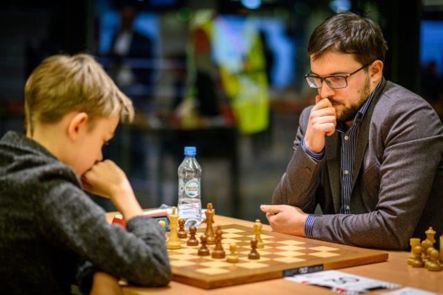 Victoire à l’arraché contre le jeune prodige ukrainien Samunenkov, 12 ans (photo : Fide).