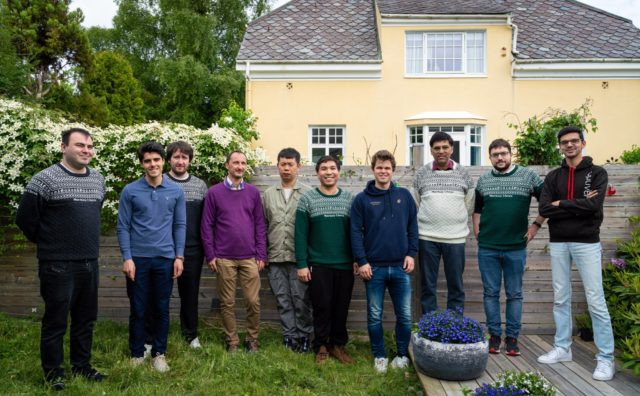 Photo de groupe à la traditionnelle garden party (Photo : Norway Chess).