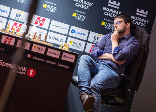 En pleine réflexion contre Tari (Photo : Norway Chess).