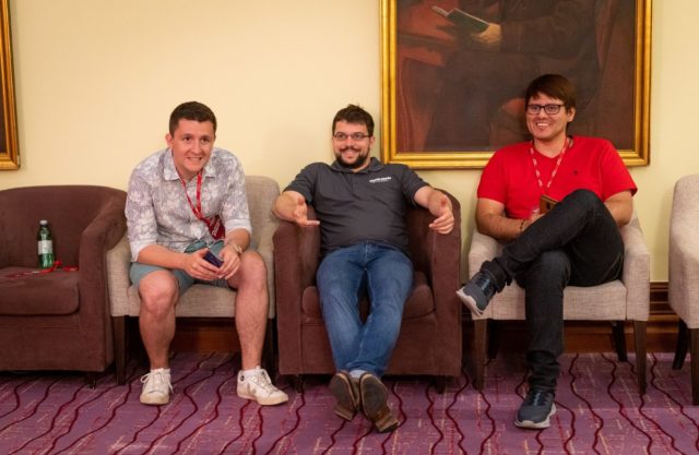 Mvl en salle de repos, entouré d’un ami et du GMI péruvien Emilio Cordova, secondant de Dominguez (Photo : Grand Chess Tour).