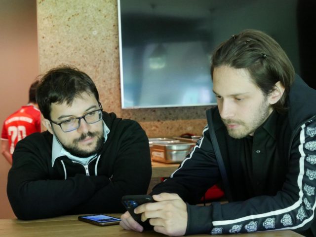 Avec Jules Moussard dans l’enceinte du stade du Werder de Brême (Photo : Paul Meyer-Dunker).