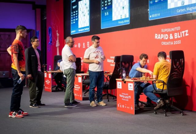 Des spectateurs de luxe pour les derniers instants d’une partie folle (Photo : Grand Chess Tour).