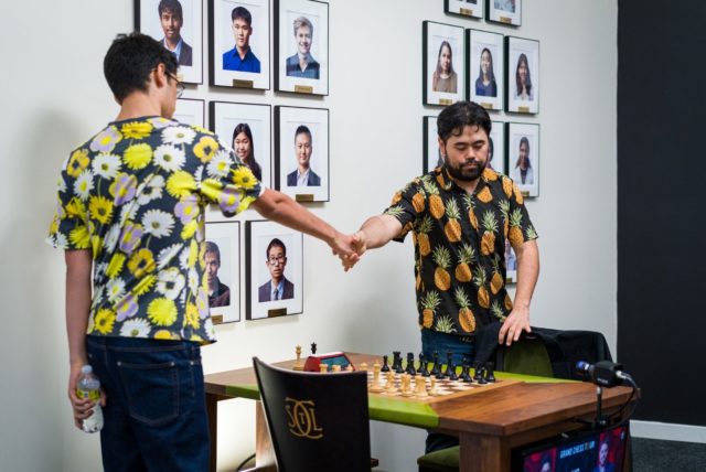 Flower versus pineapple... (Photo: St-Louis Chess Club).