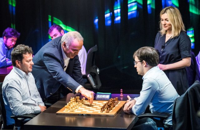 Parfois, on doit jouer ensemble ! Comme ici au Grand Chess Tour 2017 à Paris, avec un certain Garry K qui donne le go (photo : Gct).