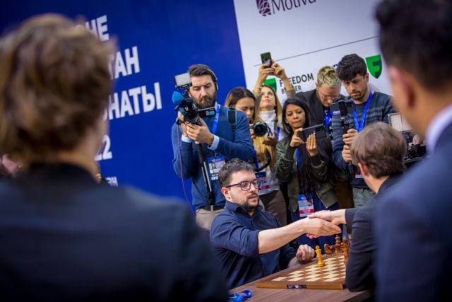 Le moment où Maxime sauve la nulle contre Keymer ; sous les yeux de Magnus, sacré champion du monde Rapide… (photo : Fide).