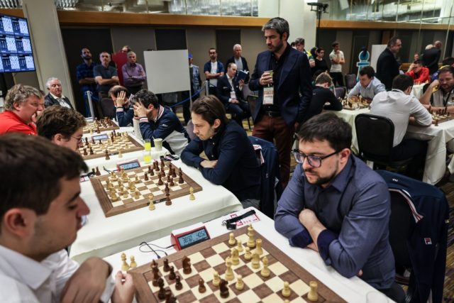 Mvl-Santos Latasa au 1er échiquier du match France-Espagne, sous le regard du capitaine Jean-Baptiste Mullon (photo : Fide).