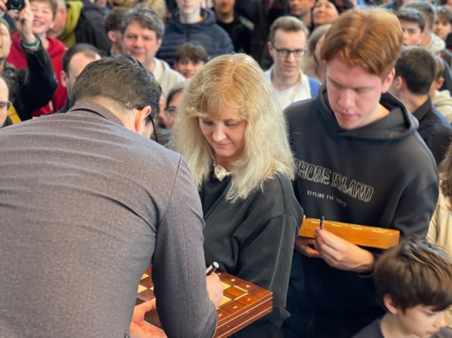 There were a lot of autographs signed that week... (Photo: Grenke Chess)