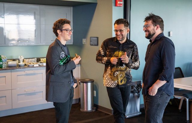 Une discussion amicale avec des gars sympa ! (Image : Stl Chess Club).
