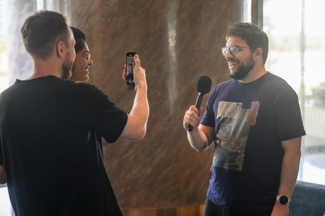 Une interview dans la bonne humeur ! (photo : Fide).