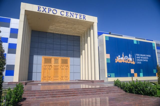 L’entrée du Centre des Expositions à Samarcande.